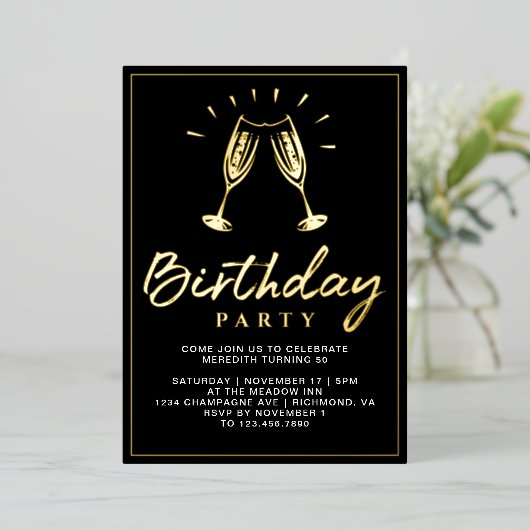 Proost Champagne Fun Glam Zwart en Goud Verjaardag Folie Uitnodiging (Staand Voorkant)