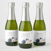Proost Dusty Blue, roze bloemige bruiloft Modern Sparkling Wijnetiket (Flessen)