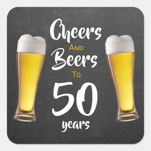 Proost en biertjes 50e verjaardag op schoolbord vierkante sticker (Voorkant)