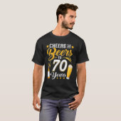 Proost en biertjes tot 70 jaar Grappig 70e verjaar T-shirt (Voorkant volledig)