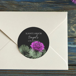 Proost met deze verjaardagssticker met distel ronde sticker