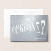Proost modern geborsteld script champagnefluiten folie kaarten (Voorkant met envelop)