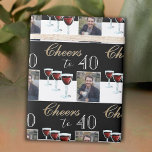 Proost op 40 Red Wine Glass Foto 40th Birthday Cadeaupapier<br><div class="desc">Proost op 40 Red Wine Glass Photo 40th Birthday Wrapping Paper. Drie rode wijnglazen,  trendy typografie in witte en gouden kleuren en zwarte achtergrond. Personaliseer de cadeauverpakking met uw foto en het leeftijdsnummer.</div>
