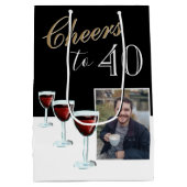 Proost op 40 Red Wine Glass Foto 40th Birthday Medium Cadeauzakje (Achterkant)