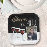 Proost op 40 Red Wine Glass Foto 40th Birthday Papieren Bordje<br><div class="desc">Proost op 40 Red Wine Glass Photo 40th Birthday Party Borden. Drie rode wijnglazen,  trendy typografie in witte en gouden kleuren en zwarte achtergrond. Personaliseer de borden met uw foto en het leeftijdsnummer.</div>