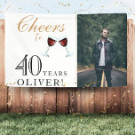 Proost op 40 Years Wine 40th Birthday Spandoek<br><div class="desc">Proost op 40 Years Wine 40th Birthday Photo Banner. Rode wijnglazen en gejuich in gouden schrift. Personaliseer het bord met uw foto,  jouw naam en het leeftijdsnummer en maak uw eigen persoonlijke verjaardagsfeestbanner. Geweldig voor een verjaardagsfeestje van het man.</div>