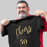 Proost op 50 jaar verjaardag gepersonaliseerd zwar t-shirt<br><div class="desc">Modern goud typografie script juicht naar 50 jaar verjaardag partij naam gepersonaliseerde zwarte gast van eer t-shirt voor elke leeftijd volwassen mijlpaal verjaardag.</div>