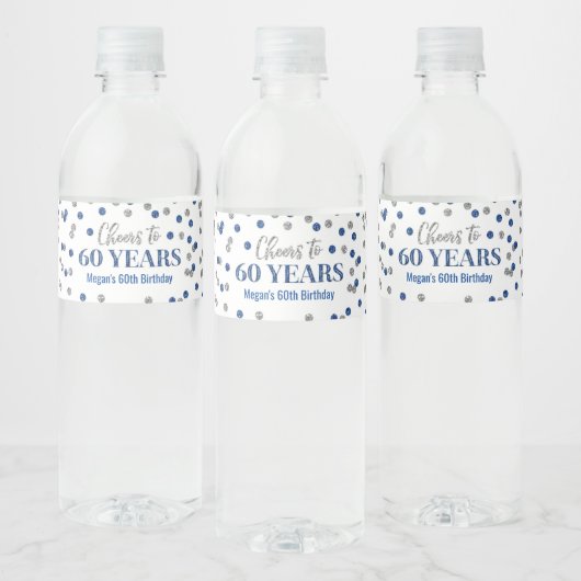 Proost op 60 Years Blue Silver Confetti Verjaardag Waterfles Etiket (Flessen)