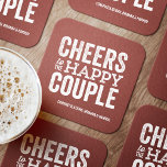 Proost op het gelukkige paar brick rode bruiloft kartonnen onderzetters<br><div class="desc">Voor je trouwdag, heb wat plezier met een "Brews Before I Do's" viering. Of het nu gaat om een repetitiediner, vrijgezellenfeest of verlovingsfeest, dit leuke gedurfde onderzetter ontwerp is perfect voor een brouwerij of bierfeest. Dit "proost op het gelukkige paar" originele ontwerp kan ook worden gepersonaliseerd met de namen van...</div>