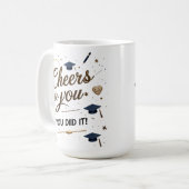 Proost op u Afstuderen Mok – Elegant Goud Pet (Voorkant links)