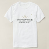 PROTECT YOUR FREQUENCY – Minimal Gold Wave Energy  T-shirt (Design voorkant)