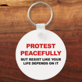 Protest vreedzaam, maar verzet me sleutelhanger (Voorkant)
