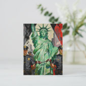 protesting lady liberty arrested by police surreal briefkaart (Staand voorkant)