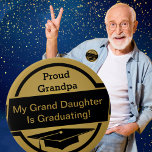 Proud Afstuderen Button<br><div class="desc">De knopen van het afstuderen zijn in een verscheidenheid van kleuren en stijlen. Verander de achtergrondkleur om uw eigen schoolkleuren te passen. Voeg of verander tekst aan creëer uw eigen bericht toe. Ideaal voor middelbare school, middelbare school, middelbare school, universiteit, universiteit, handelsschool, enzovoort. Grote ouders, ouders, zussen, broers en afgestudeerden...</div>