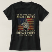 Proud Army Family is niet alleen een soldaat. T-shirt (Design voorkant)