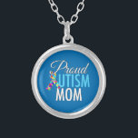 Proud Autism mama Zilver Vergulden Ketting<br><div class="desc">Een mooi autisme-bewustmakingsgeschenk voor een moeder die van haar autistische zoon of dochter houdt. De A in Autisme is het puzzelstukbewustmakingslint naast blauwe tekst op een  blauwe achtergrond.</div>