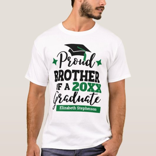 Proud Brother 2022 afstuderen zwarte groene pet T-shirt (Voorkant)