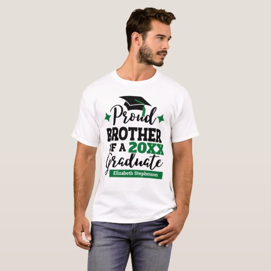 Proud Brother 2022 afstuderen zwarte groene pet T-shirt (Voorkant volledig)
