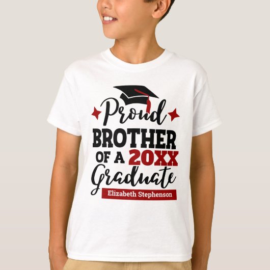 Proud Brother 2023 afstuderen zwarte rode pet naam T-shirt (Voorkant)