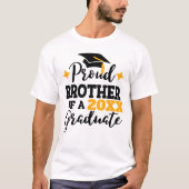 Proud Brother van een in 2022 afstuderen zwart gou T-shirt (Voorkant)