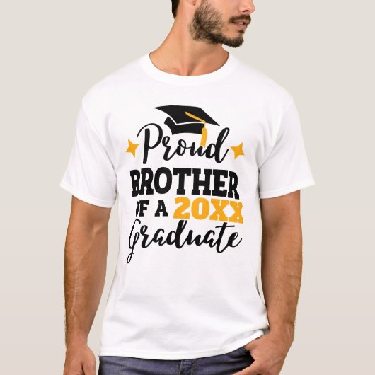 Proud Brother van een in 2022 afstuderen zwart gou T-shirt (Voorkant)