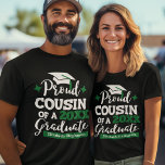 Proud Cousin van 2023 afstuderen familiematching T-shirt<br><div class="desc">Viel het afstuderen van je neef met dit moderne t-shirt met een "Proud COUSIN van een 2023 Afstuderen" typografie in witte en groene lettertypen, gedecoreerd met een afstudeerder pet met een groen tassel; pas dit t-shirt gemakkelijk aan met het afstuderen jaar en de naam van het afstudeerder door de sjabloon...</div>