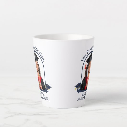 Proud Dog Mum is een Senior - Custom Afstuderen Latte Mok (Voorkant)