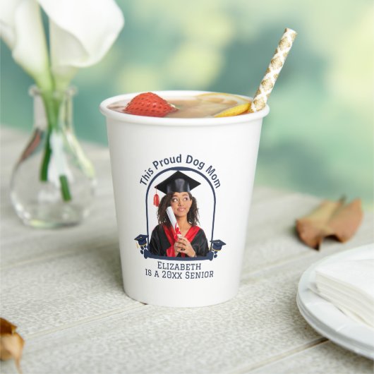 Proud Dog Mum is een Senior - Custom Afstuderen Papieren Bekers (Insitu)