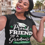 Proud Friend 2023 afstuderen zwarte groene tasseln T-shirt<br><div class="desc">Viel het afstuderen van je vriend met dit moderne t-shirt met een "Proud FRIEND van een 2023 Afstuderen" typografie in zwart-wit; pas dit t-shirt gemakkelijk aan met het afstuderen jaar en de naam van de afstuderen door de velden van de sjabloon te bewerken. Dit t-shirt maakt deel uit van onze...</div>