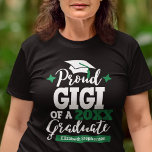 Proud Gigi van een 2023 afstuderen familie die T-S T-shirt<br><div class="desc">Viel het afstuderen van je kleinzoon of kleindochter met dit moderne t-shirt met een "Proud GIGI of a 2023 Afstuderen" typografie in witte en groene lettertypen met een zwart afstudeerder pet met een groene tassel; pas dit t-shirt gemakkelijk aan met het afstuderen jaar en de naam van de afstuderen lettertypen...</div>