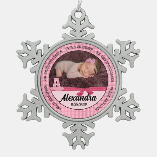 Proud Grandma Pink New Baby Monogoram Tin Sneeuwvlok Ornament (Voorkant)