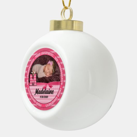 Proud Grandouders Monogram M New Baby Girl Keramische Bal Ornament (Rechts)