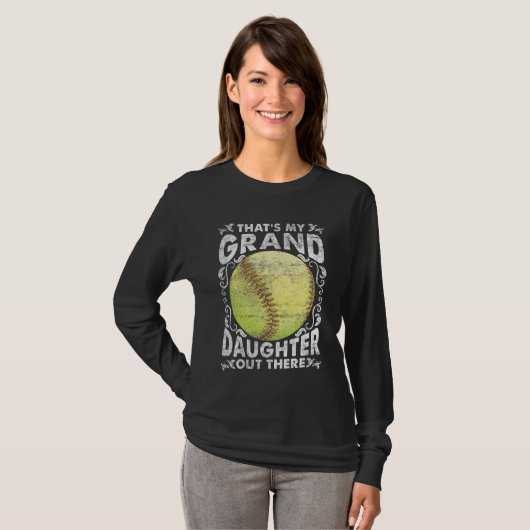 Proud Grandouders Softball die kleindochter speelt T-shirt (Voorkant volledig)