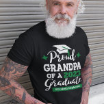 Proud Grandpa 2023 afstuderen de naam van het groe T-shirt<br><div class="desc">Viel het afstuderen van je kleinzoon of grootdochter in met dit moderne t-shirt met een "Proud GRANDPA of a 2023 Afstuderen"-typografie in wit en groen; pas dit t-shirt gemakkelijk aan met het afstuderen jaar en de naam van de afstuderen persoon door de velden van de sjabloon te bewerken. Dit t-shirt...</div>