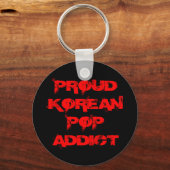 PROUD KOREAN POP ADDICT SLEUTELHANGER (Voorkant)