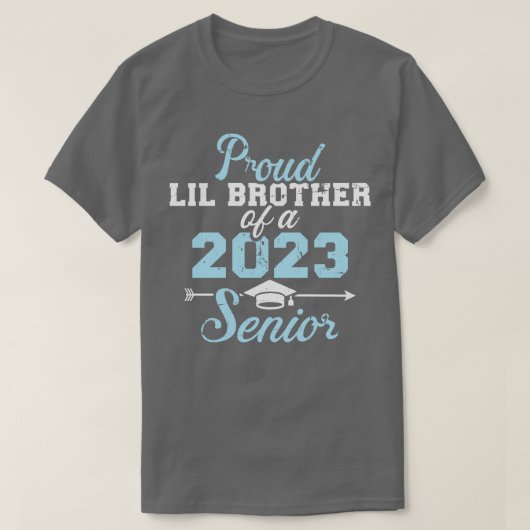 Proud lil broer van 2023 senior afstuderen clas t-shirt (Design voorkant)