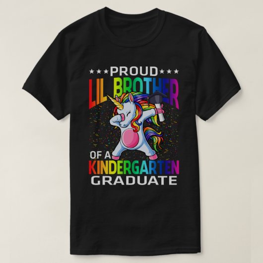 Proud Lil Brother of a Kindergarten Afstuderen Uni T-shirt (Design voorkant)
