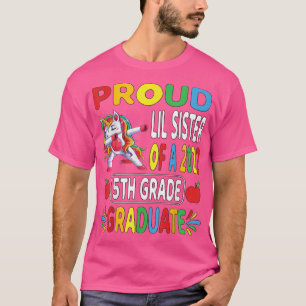Proud Lil Sister van 2022 5th Grade Afstuderen Dab T-shirt