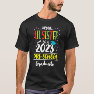 Proud Lil Sister van een klasse van 2023 voorschoo T-shirt