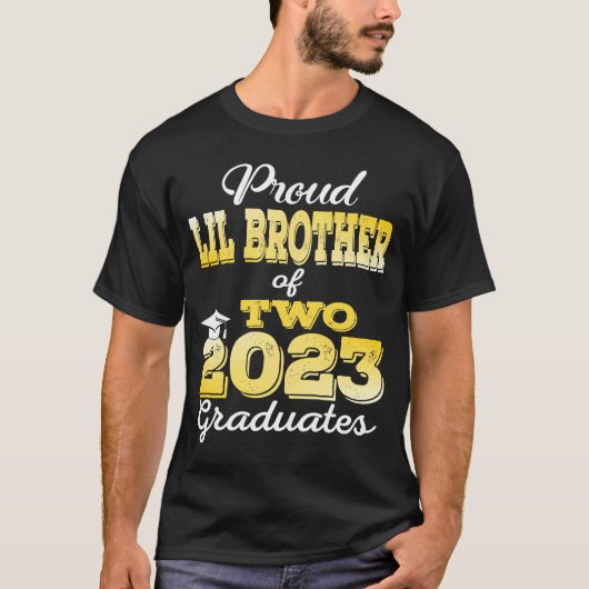 Proud Little Brother van Two 2023 Afstuderen Klass T-shirt (Voorkant)