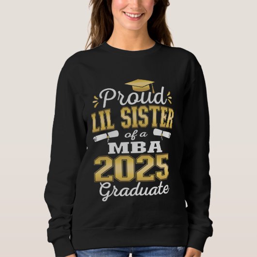 Proud Little Sister of Class Of 2025 MBA Afstudere Trui (Voorkant)
