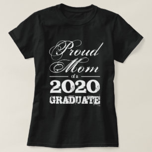 Proud mama van een 2022 afstuderen typografie t-shirt