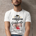 Proud Neef van de afstuderen fotonaam T-shirt<br><div class="desc">Viel het afstuderen van je nicht in met dit moderne T-shirt met een "Proud COUSIN of the Afstuderen" onderschrift in zwarte hedendaagse lettertypen, versierd met een afstudeerder pet met een gouden tassel. Pas dit t-shirt eenvoudig aan met een afbeelding van de afstuderen, het afstuderen jaar en de naam van de...</div>