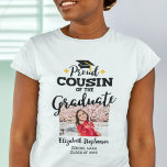 Proud Neef van de afstuderen fotonaam T-shirt<br><div class="desc">Viel het afstuderen van je nicht in met dit moderne T-shirt met een "Proud COUSIN of the Afstuderen" onderschrift in zwarte hedendaagse lettertypen, versierd met een afstudeerder pet met een gouden tassel. Pas dit t-shirt eenvoudig aan met een afbeelding van de afstuderen, het afstuderen jaar en de naam van de...</div>