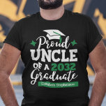 Proud oom 2023 afstuderen zwarte groene tasselnaam t-shirt<br><div class="desc">Viel het afstuderen van je nichtje of neefje met dit moderne t-shirt met een "Proud UNCLE of a 2023 Afstuderen"-typografie in zwart-wit; pas dit t-shirt gemakkelijk aan met het afstuderen jaar en de naam van de afstuderen door de velden van de sjabloon te bewerken. Dit t-shirt maakt deel uit van...</div>