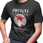 Proud opa van de Afstuderen | Foto T-Shirt<br><div class="desc">Moderne, trotse opa van de afstuderen hemden, met een foto- en sjabloon-tekst waarop staat: "PROUD GRANDPA OF THE AFSTUDEREN, HUN NAME, KINDERGARTEN/SCHOOL/COLLEGE AND CLASS OF". Ze worden gemakkelijk bewerkt en kunnen worden aangepast om te zeggen dat mam, pap, tante, oom, opa, zus, broer en meer alle letterstijlen, -afmetingen en -kleuren...</div>
