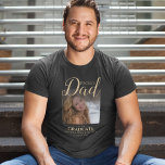 Proud Pap | Foto-Afstuderen T-Shirt<br><div class="desc">Moderne, trotse vader van ons afstuderen shirt, met een foto van uw afstudeerder, en tekst van de sjabloon die "WARE DAD VAN ONS AFSTUDEREN, HUN NAAM EN KLASSE VAN 20XX". De stijlen, de grootte en de kleur van de doopvont kunnen worden veranderd door op de pas verdere verbinding na het...</div>