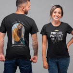Proud Parent Afstuderen Day T-Shirt<br><div class="desc">Modern afstuderen T-shirt met een faux gouden folie afstudeerder pet, het gezegde "trotse ouder van de afstuderen" dat gepersonaliseerd kan worden voor moeder, vader, bestie, zus, broer, oma, opa of een andere titel! Op de rug is een foto van de afstuderen, hun naam, het schooljaar, en de school of het...</div>