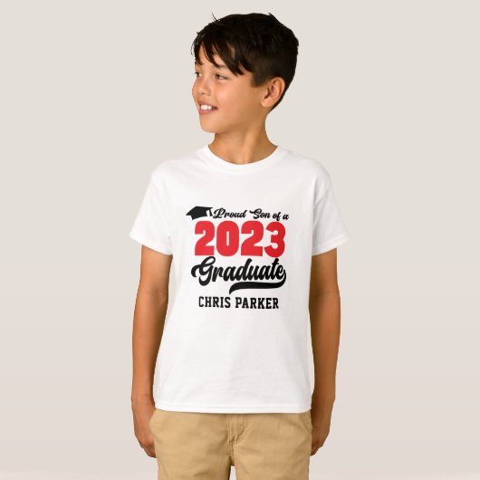 Proud SON van een 2023 Afstuderen oud script T-shirt (Voorkant volledig)