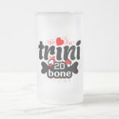 Proud Trini 2D Bone Funny Trinidadian Gezegde Matglas Bierpul (Center)